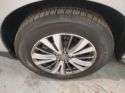 Used 2020 Nissan Pathfinder SV image 28
