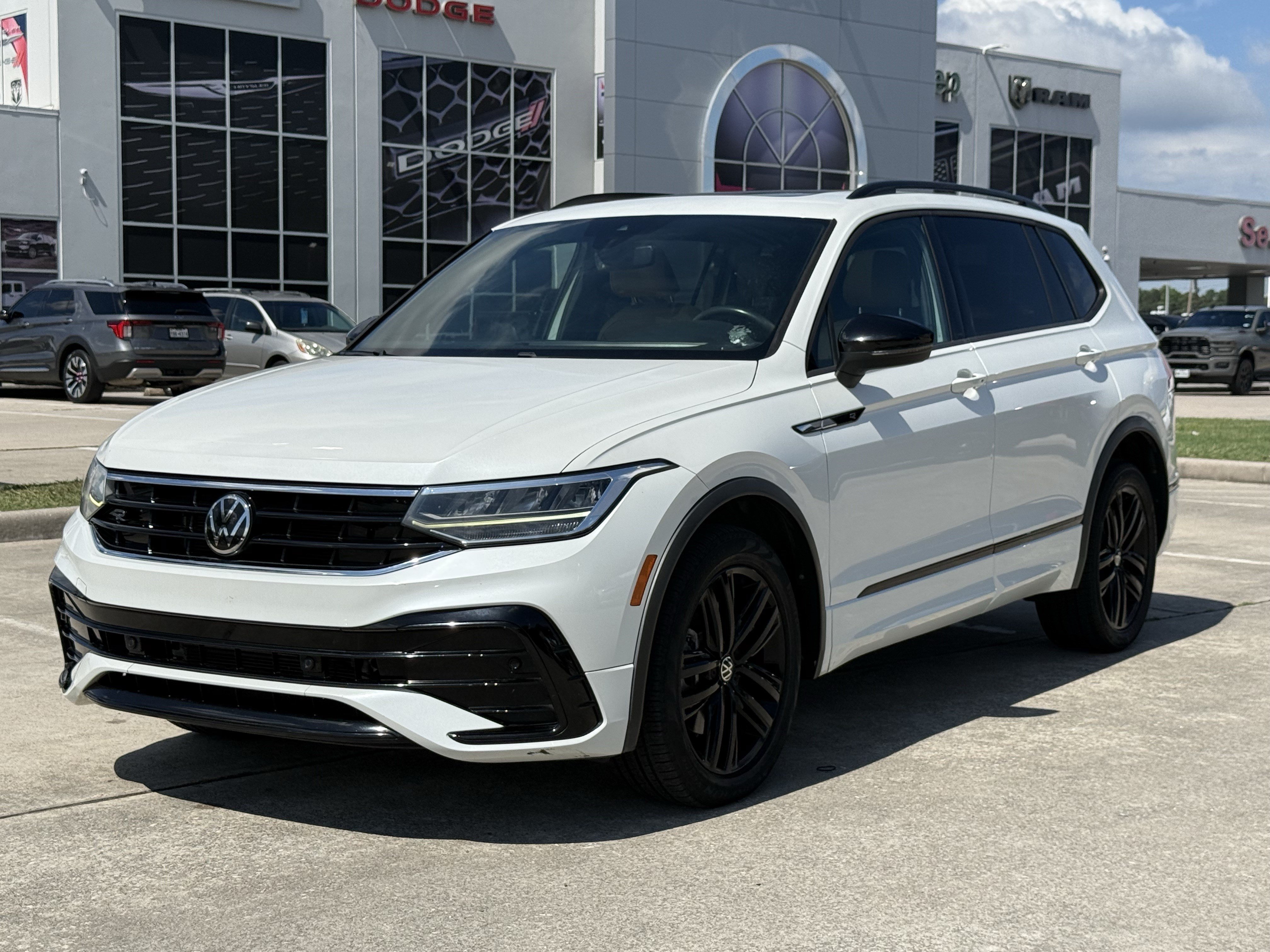 Used 2022 Volkswagen Tiguan SE R-Line FWD image 10