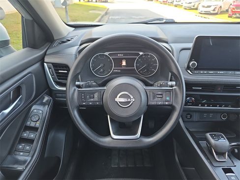 Used 2024 Nissan Rogue SV image 16