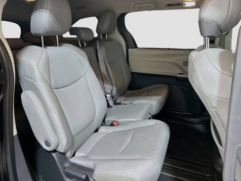 Used 2023 Toyota Sienna XLE w/ XLE Plus Package FWD image 27