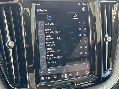 Used 2025 Volvo XC60 B5 Plus image 23