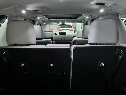 Used 2023 Honda Pilot Touring image 4