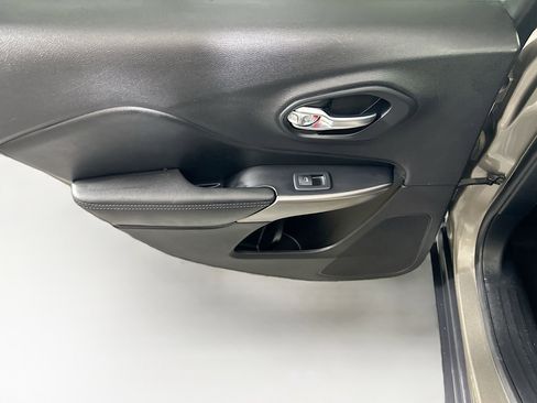 Used 2020 Jeep Cherokee Latitude Plus image 25