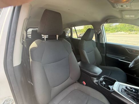 Used 2021 Toyota RAV4 LE AWD/4WD image 19