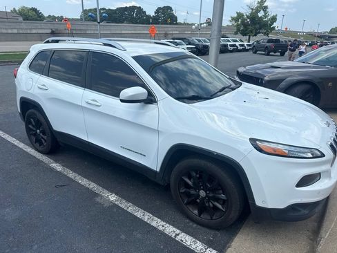Used 2017 Jeep Cherokee Limited w/ Technology Group FWD image 6