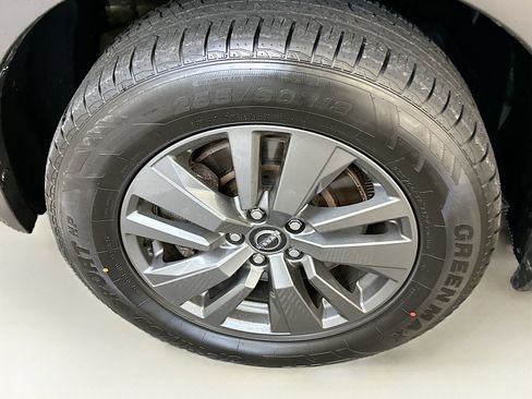 Used 2024 Nissan Pathfinder SV image 11