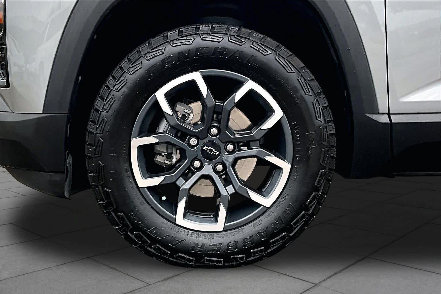 Used 2025 Chevrolet Equinox ACTIV w/ Safety and Technology Package FWD image 11