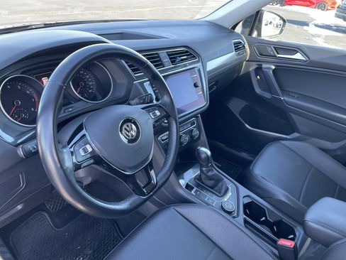 Used 2018 Volkswagen Tiguan SE w/ Panoramic Sunroof Package image 9