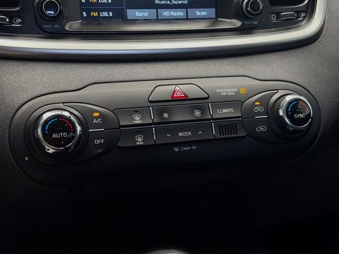 Used 2018 Kia Sorento FWD image 10
