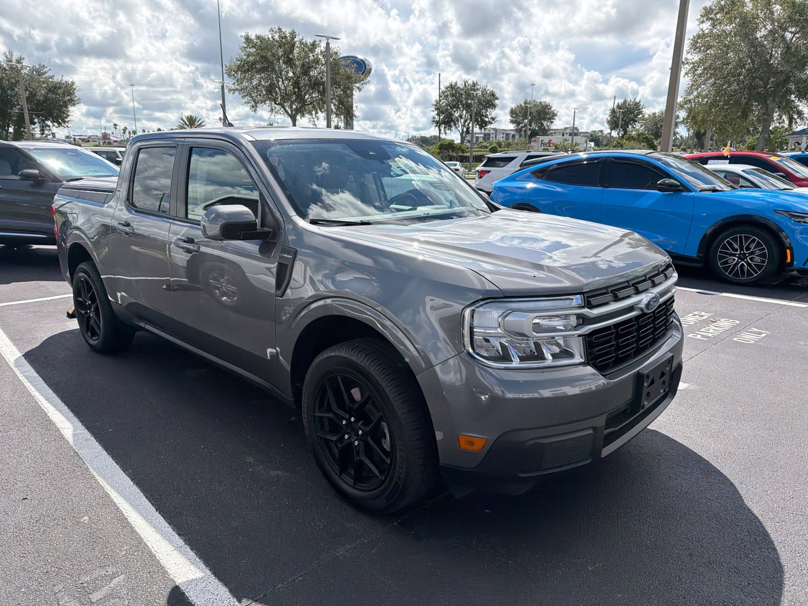 Used 2023 Ford Maverick Lariat FWD image 1