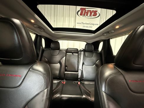 Used 2020 Jeep Cherokee Trailhawk AWD/4WD image 27