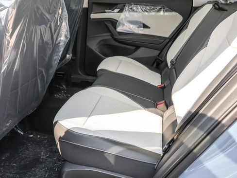 Used 2025 Volkswagen Tiguan SE image 26