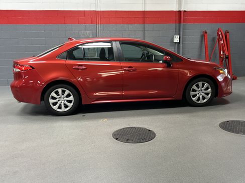 Used 2020 Toyota Corolla LE FWD image 3