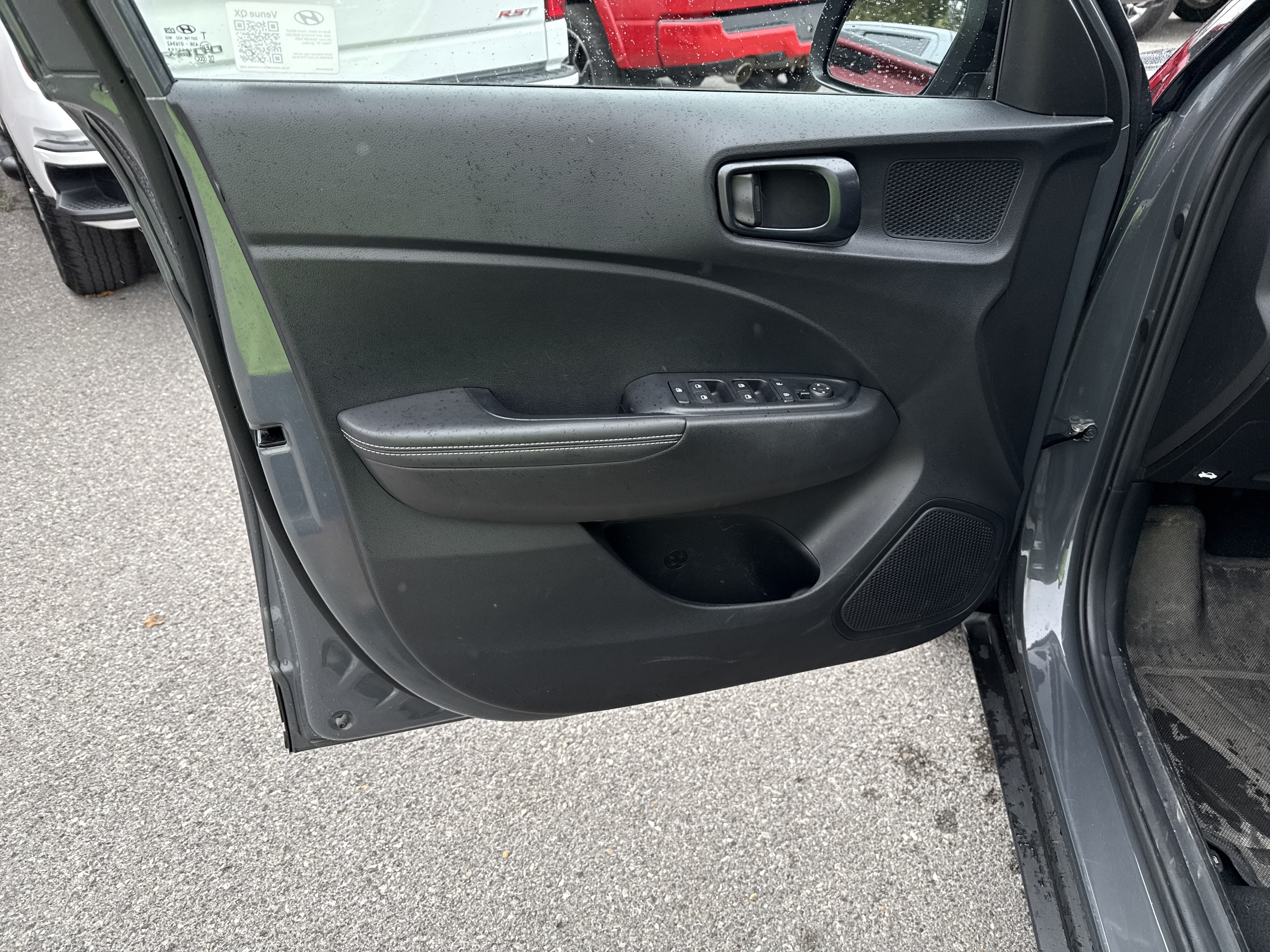 Used 2025 Hyundai Venue Limited FWD image 16