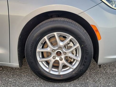 Used 2024 Chrysler Pacifica Touring-L image 6