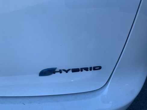 Used 2022 Chrysler Pacifica Limited w/ Uconnect Theater Family Group image 8