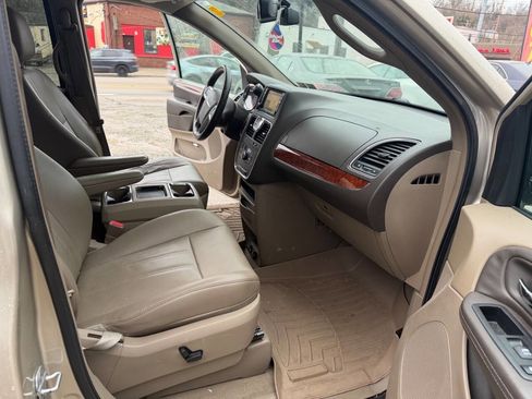 Used 2012 Chrysler Town & Country Touring-L w/ Driver Convenience Group image 17