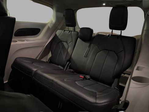 Used 2023 Chrysler Pacifica Touring-L image 23