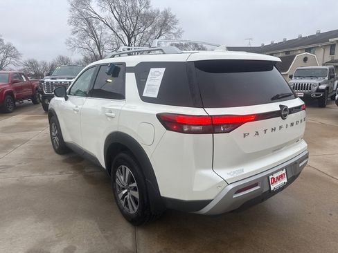Used 2023 Nissan Pathfinder SL image 3