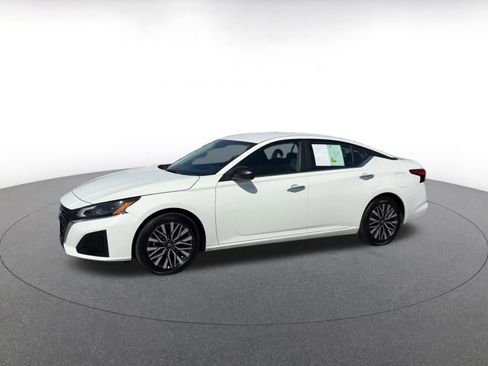 Used 2025 Nissan Altima 2.5 SV image 8