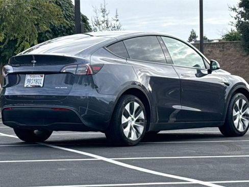 Used 2022 Tesla Model Y Long Range image 7