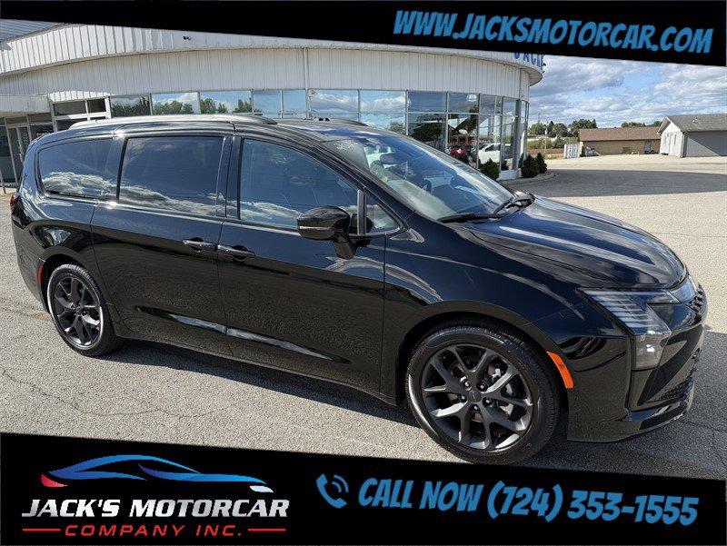 Used 2027 Chrysler Pacifica Limited FWD image 7