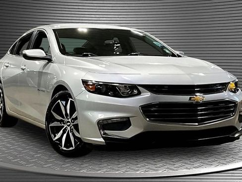 Used 2018 Chevrolet Malibu LT FWD image 3