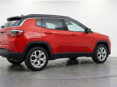 Used 2025 Jeep Compass Latitude image 9