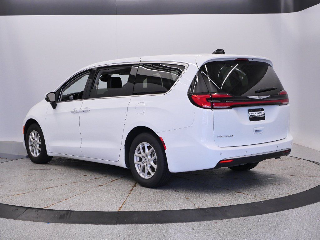 Certified 2023 Chrysler Pacifica Touring-L FWD image 3