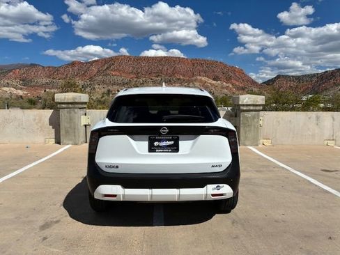 Used 2025 Nissan Kicks SV AWD/4WD image 7