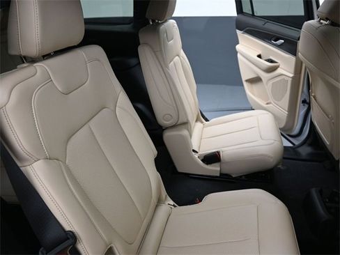Used 2025 Jeep Grand Cherokee L Limited w/ Luxury Tech Group II image 23