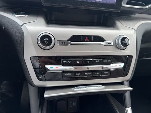 Certified 2022 Ford Explorer XLT w/ Equipment Group 202A AWD/4WD image 22