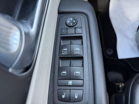 Used 2024 Chrysler Pacifica Touring-L image 18