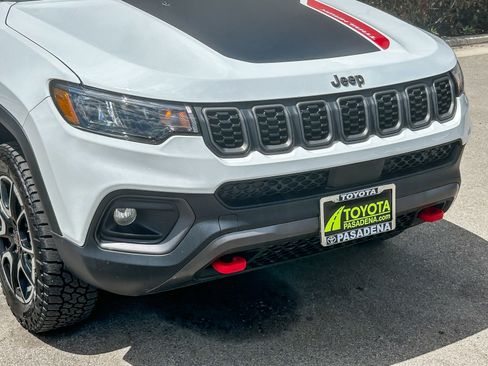 Used 2025 Jeep Compass Trailhawk image 5