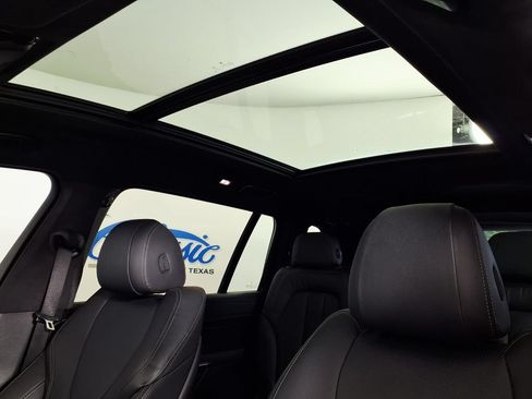 Used 2022 BMW X7 xDrive40i w/ M Sport Package AWD/4WD image 16