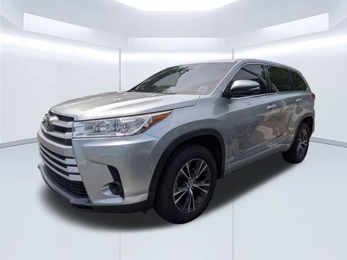 Used 2017 Toyota Highlander LE FWD image 28