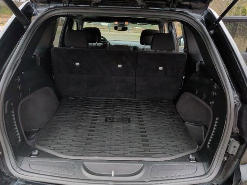 Used 2019 Jeep Grand Cherokee Laredo image 11