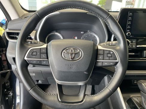 Used 2022 Toyota Highlander XLE AWD/4WD image 17