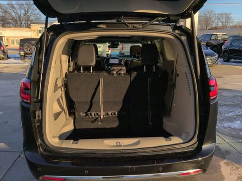 Used 2023 Chrysler Pacifica Limited image 27