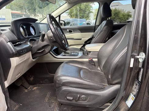 Used 2023 Kia Carnival LX FWD image 9