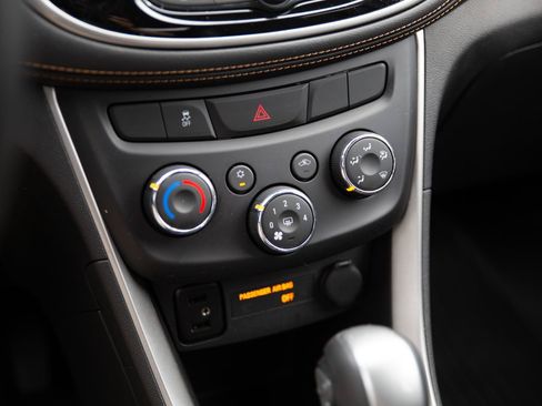 Used 2019 Chevrolet Trax LT w/ LT Convenience Package AWD/4WD image 14