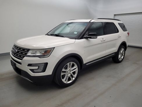 Used 2016 Ford Explorer XLT w/ Equipment Group 202A AWD/4WD image 2
