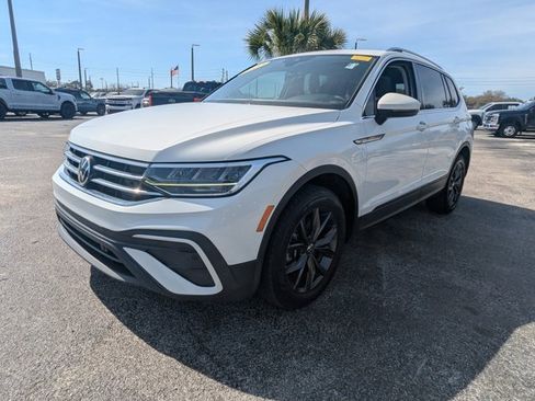 Used 2022 Volkswagen Tiguan SE w/ Panoramic Sunroof Package image 9