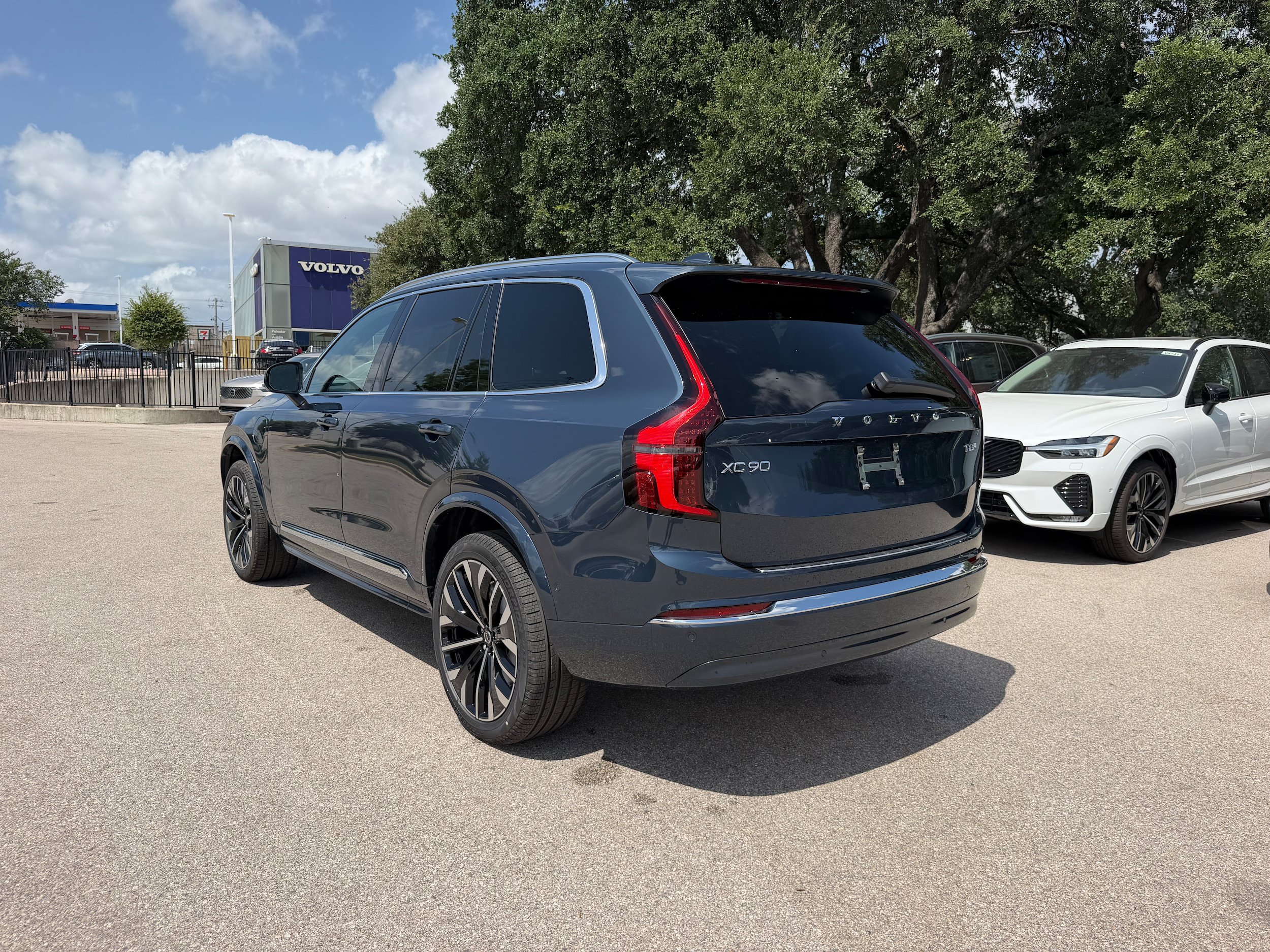 New 2026 Volvo XC90 T8 Plus w/ Protection Package Premier AWD/4WD image 4