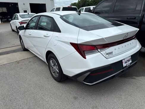 Used 2025 Hyundai Elantra SE FWD image 3