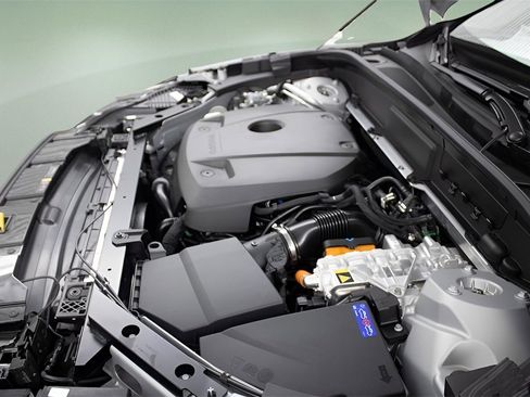 Certified 2025 Volvo XC60 T8 Core w/ Protection Package Premier image 15