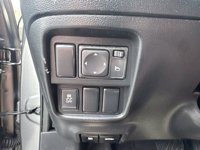 Used 2011 Nissan Juke S FWD image 23
