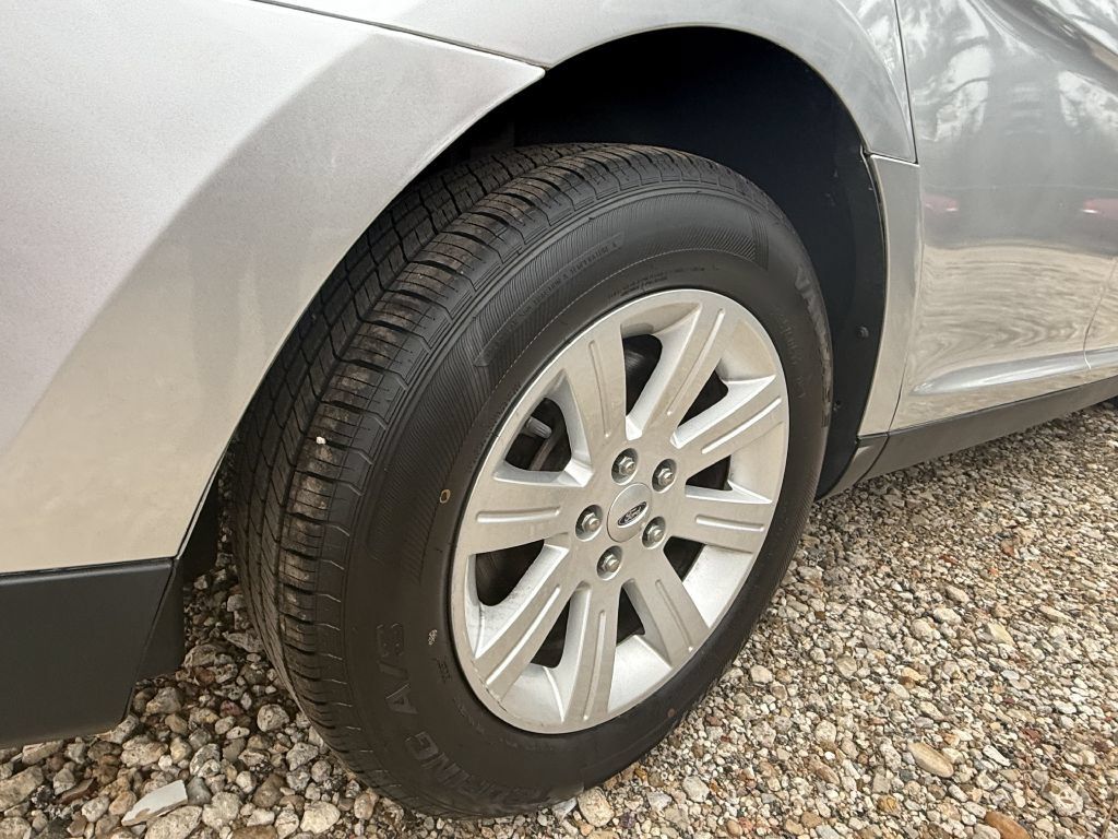 Used 2012 Ford Taurus SE FWD image 34