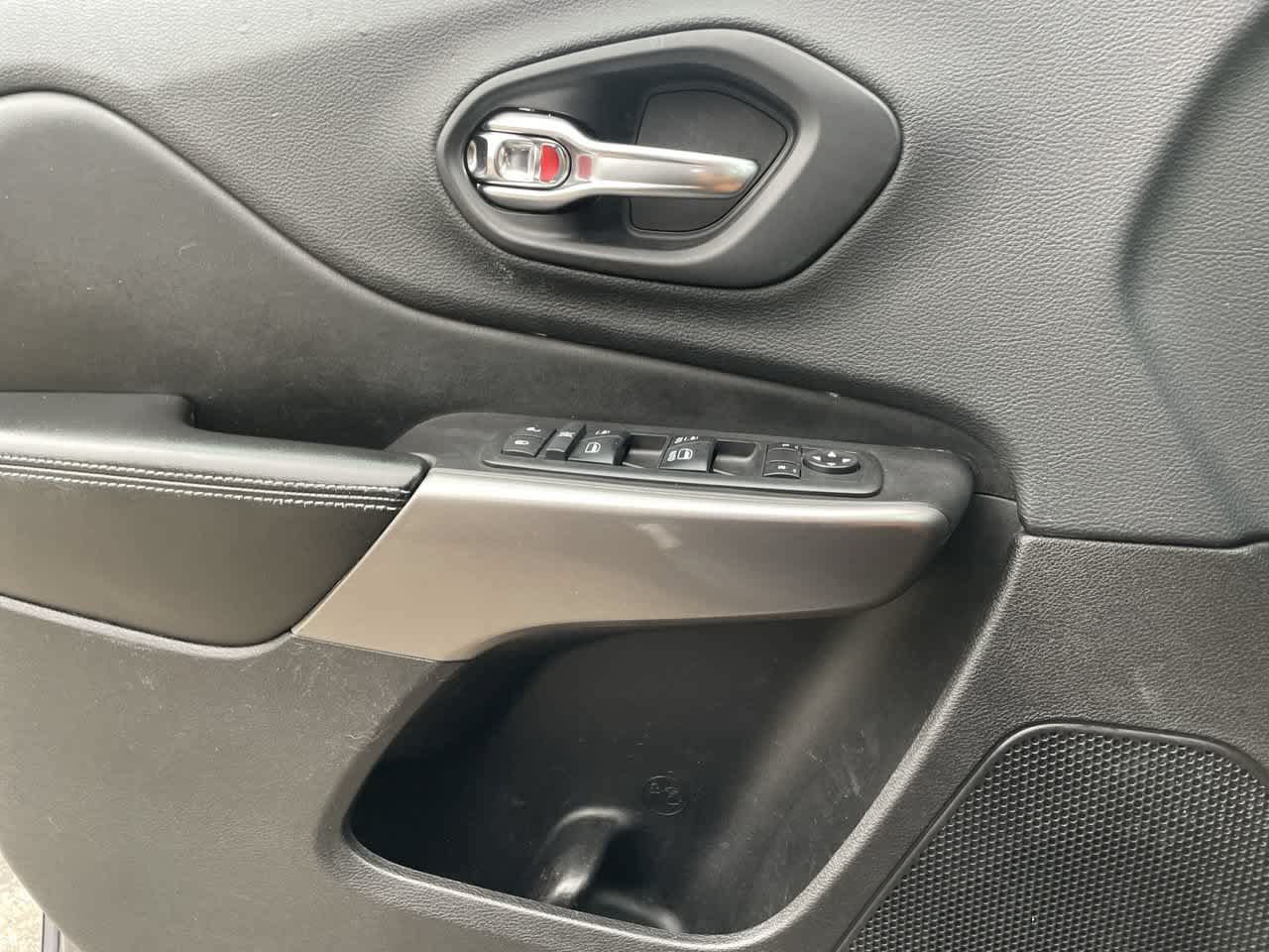 Used 2019 Jeep Cherokee Latitude Plus w/ Comfort/Convenience Group FWD image 27