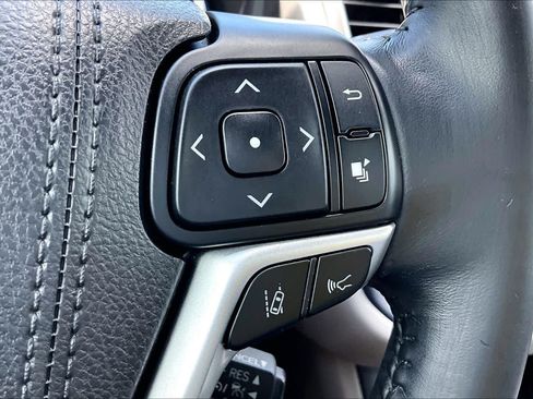 Used 2018 Toyota Highlander XLE FWD image 25